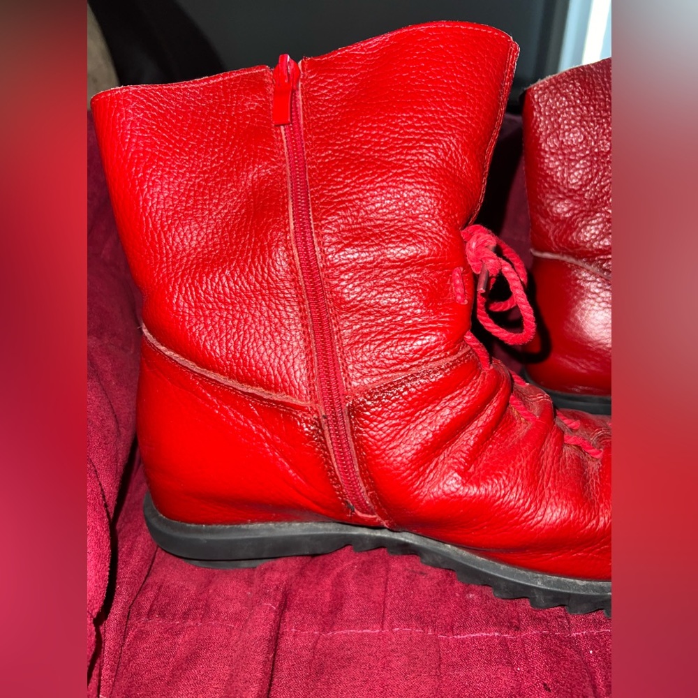 Red boots - Picture 2 of 6